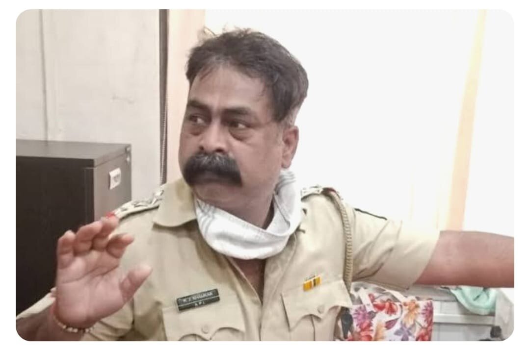 STV News | Mumbai Crime: मुंबई में पुलिस अधिकारी बनकर पान की दुकान में करता था छापेमारी, अब...